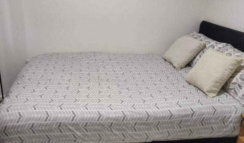 标准间, 30 Aldiss Drive