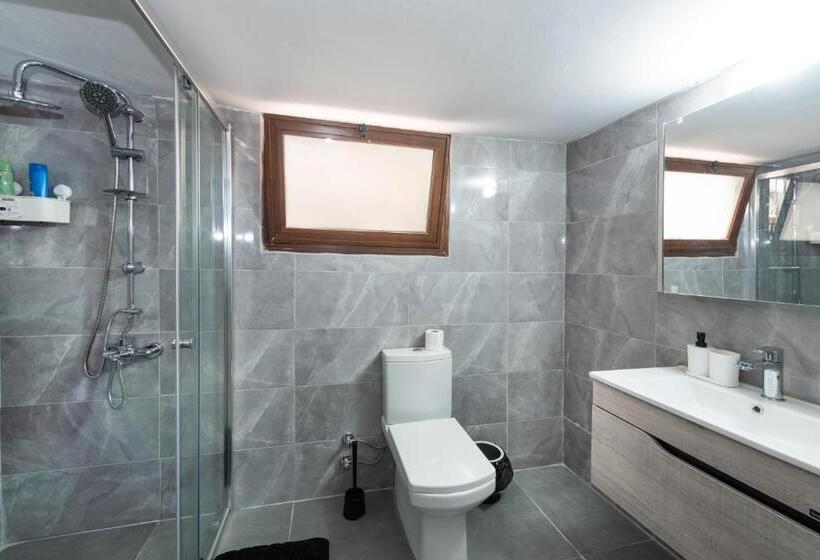 Четырехместный Номер Стандарт, Nicosia Suites