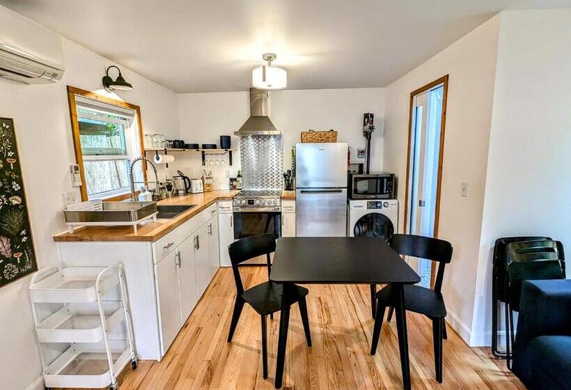 スタンダードルーム, Private Suite Close To The Airport & Food Scene!