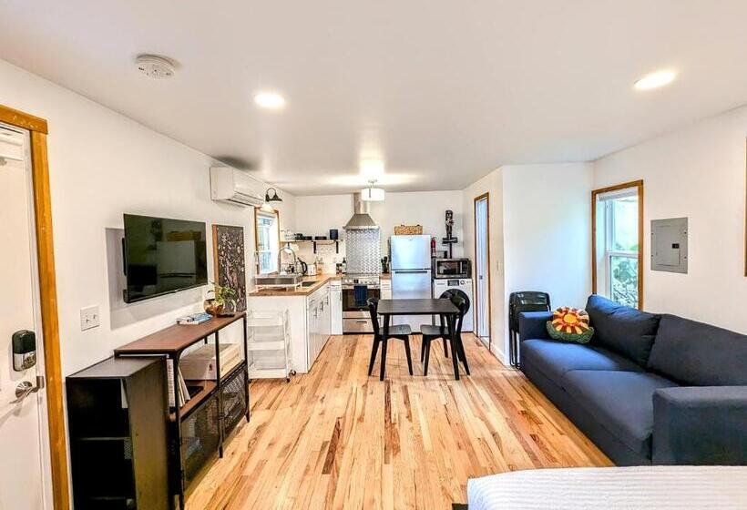 标准间, Private Suite Close To The Airport & Food Scene!