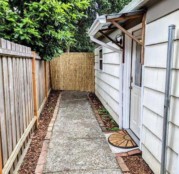 标准间, Private Suite Close To The Airport & Food Scene!