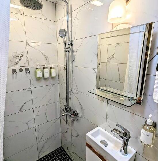 スタンダードルーム, Private Suite Close To The Airport & Food Scene!