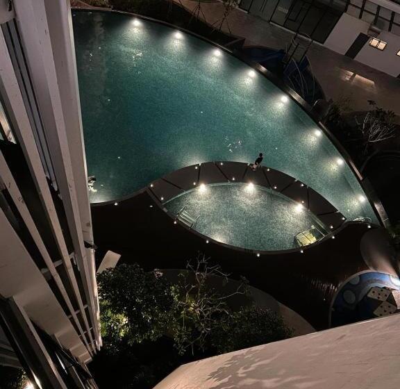 إستديو قياسى مطل على حمام السباحة, The Shore By Petite Residence