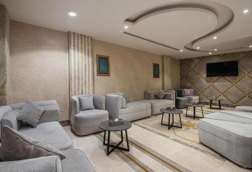 Standard Quadruple Room, غرفة فندقيه