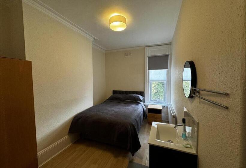 バス共有のスタンダードルーム, Sterling House