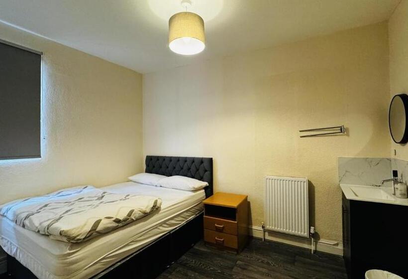 バス共有のスタンダードルーム, Sterling House