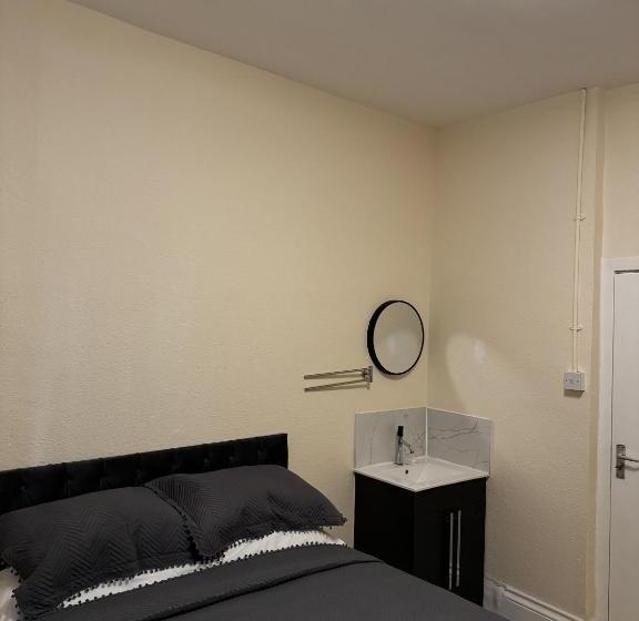 バス共有のスタンダードルーム, Sterling House