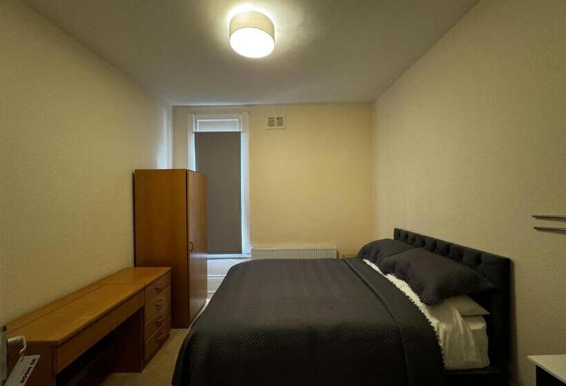 バス共有のスタンダードルーム, Sterling House