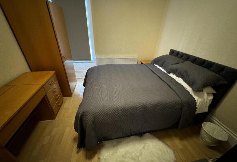 バス共有のスタンダードルーム, Sterling House