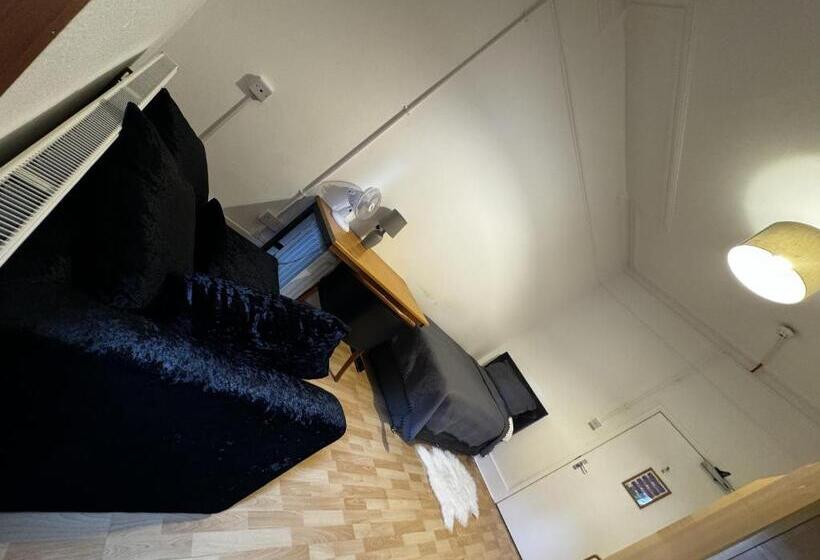 バスルーム共有のシングルスタンダード, Sterling House