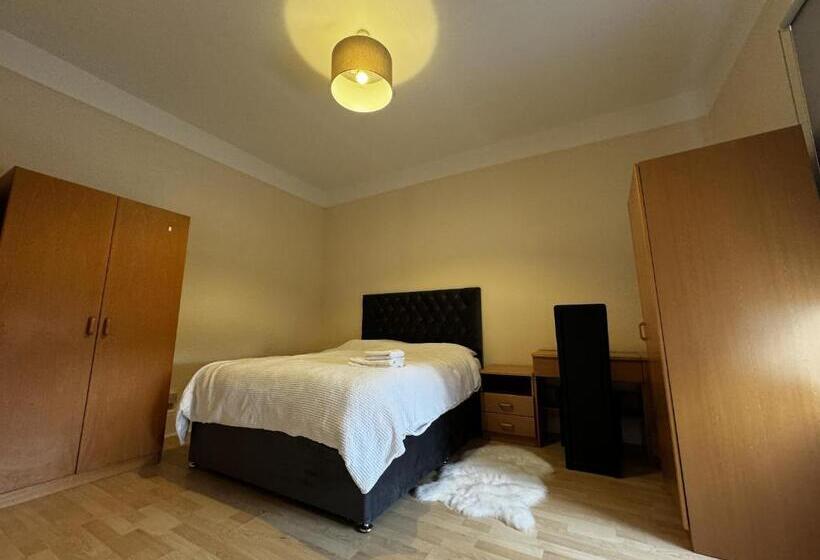 スタンダードトリプルルーム, Sterling House