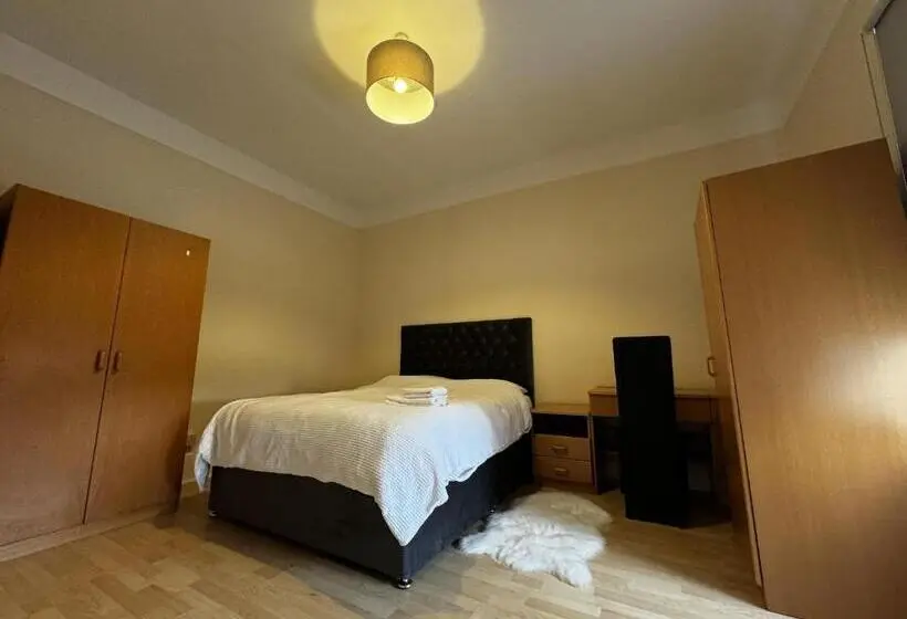 スタンダードトリプルルーム, Sterling House