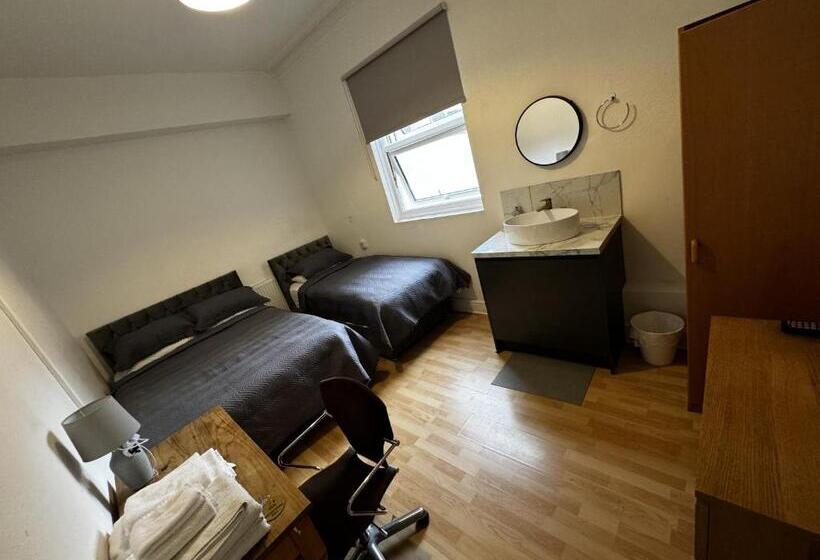 スタンダードトリプルルーム, Sterling House