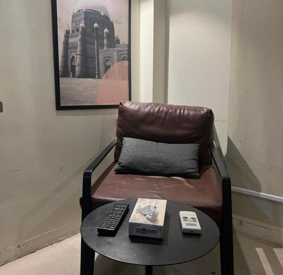 Deluxe Room King Size Bed, Friends