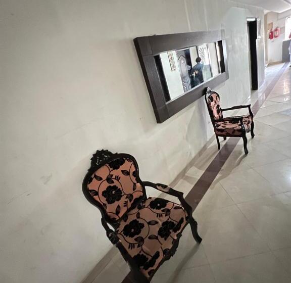 Deluxe Room King Size Bed, Friends