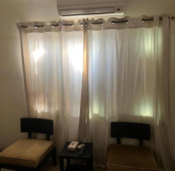 Deluxe Room King Size Bed, Friends