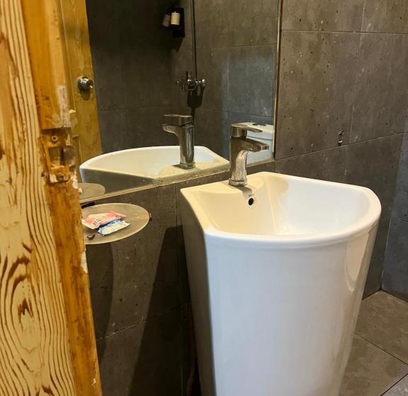 Deluxe Room King Size Bed, Friends