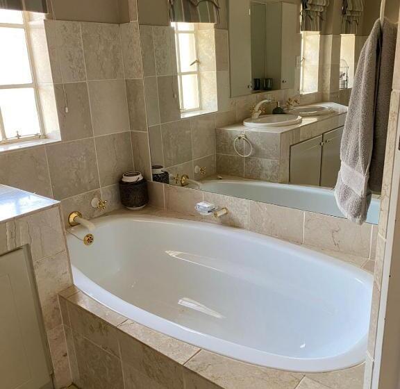 غرفة سوبيريور سرير كينج, The Manor House Dullstroom