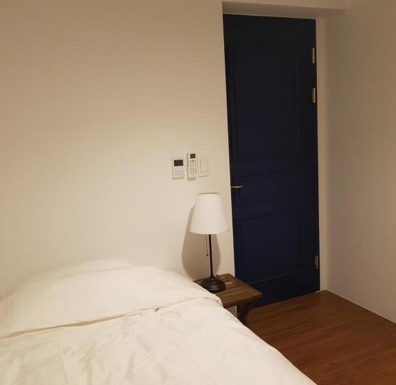 اتاق استاندارد یک تخته با سرویس بهداشتی مشترک, Hostel Single Single