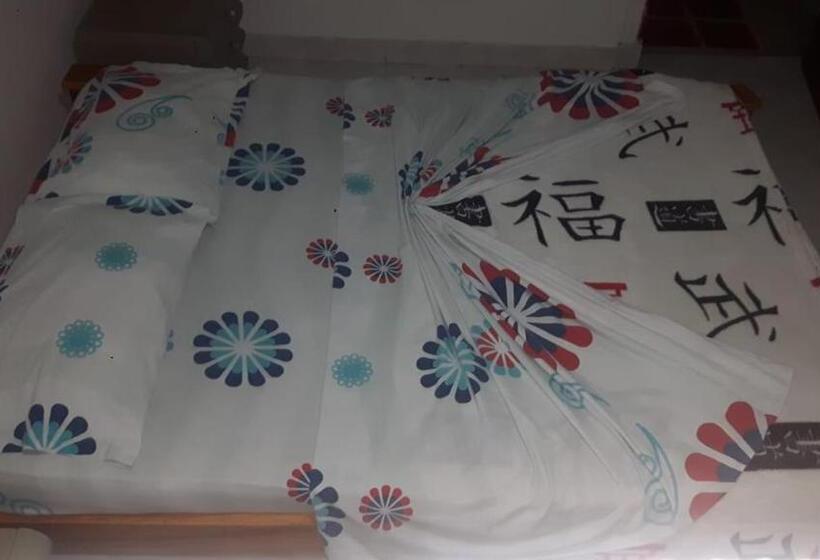 غرفة إقتصادية فردية, El Triangulo