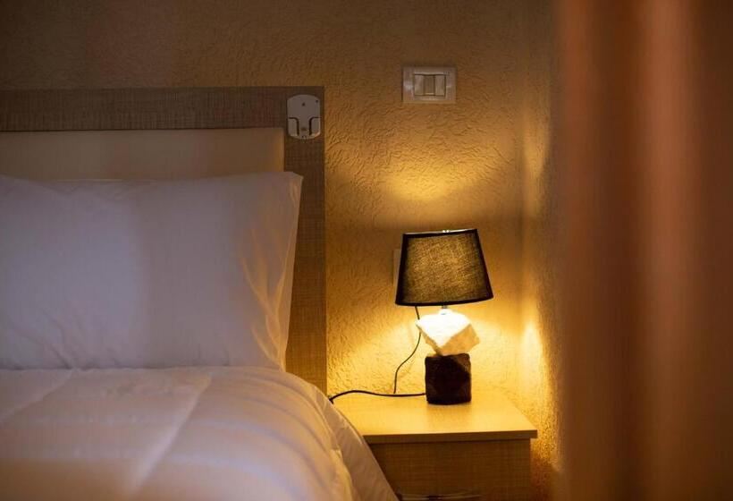 غرفة قياسية ثلاثية, Vila Lika