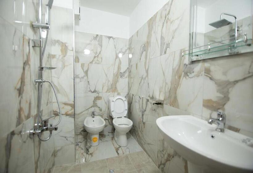 غرفة قياسية ثلاثية, Vila Lika