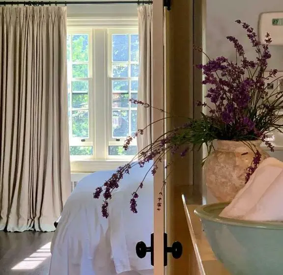 اتاق لوکس, The Pebble Bed And Breakfast