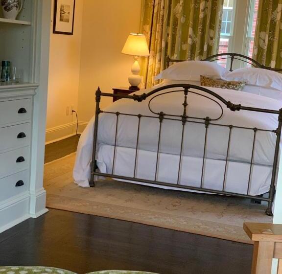 اتاق لوکس, The Pebble Bed And Breakfast