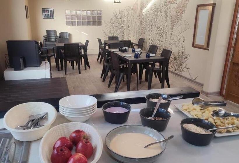 اتاق استاندارد سه نفره, Qalapanqara