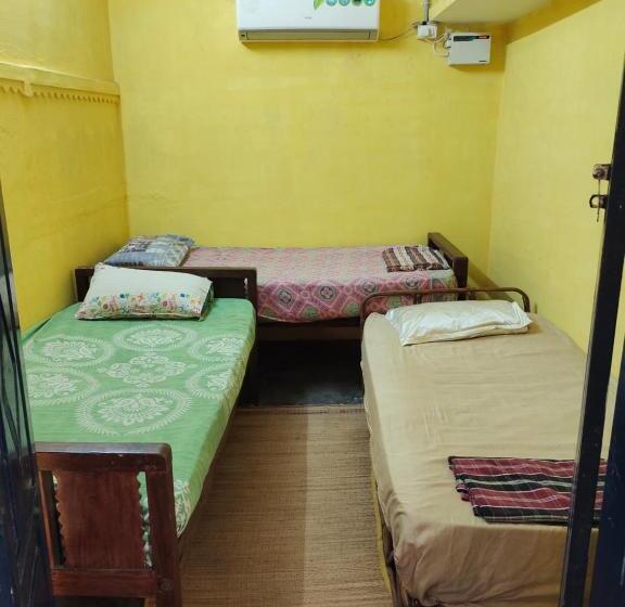 Кровать в Общей Комнате, La Valentine Solo Hostel