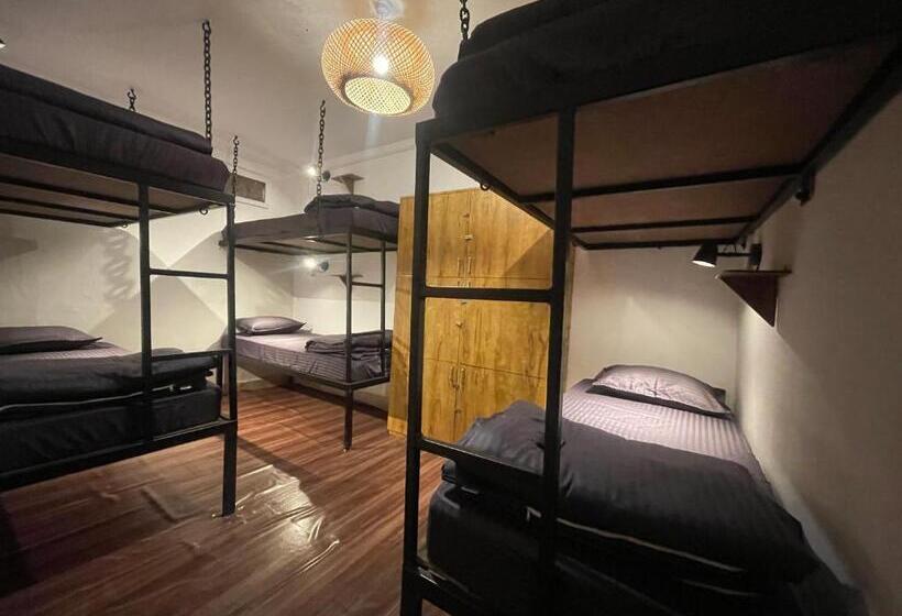 מיטה בחדר משותף, Riversong Bliss