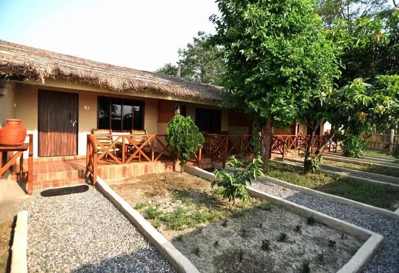 اتاق استاندارد با چشم‌انداز باغ, Cultural Village Resort