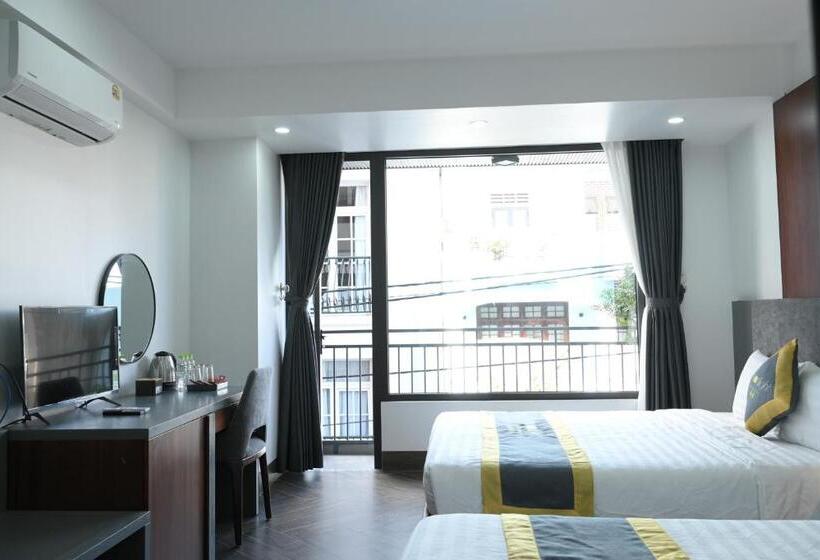 اتاق خانوادگی, Moonlight Boutique