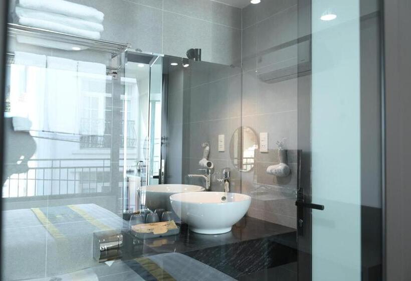 اتاق خانوادگی, Moonlight Boutique