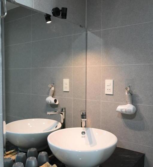 اتاق خانوادگی, Moonlight Boutique