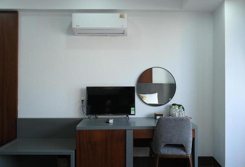 اتاق خانوادگی, Moonlight Boutique