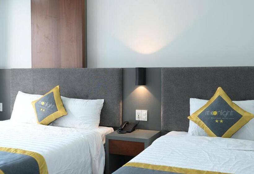 اتاق خانوادگی, Moonlight Boutique