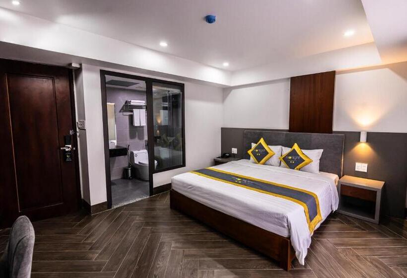 اتاق خانوادگی, Moonlight Boutique