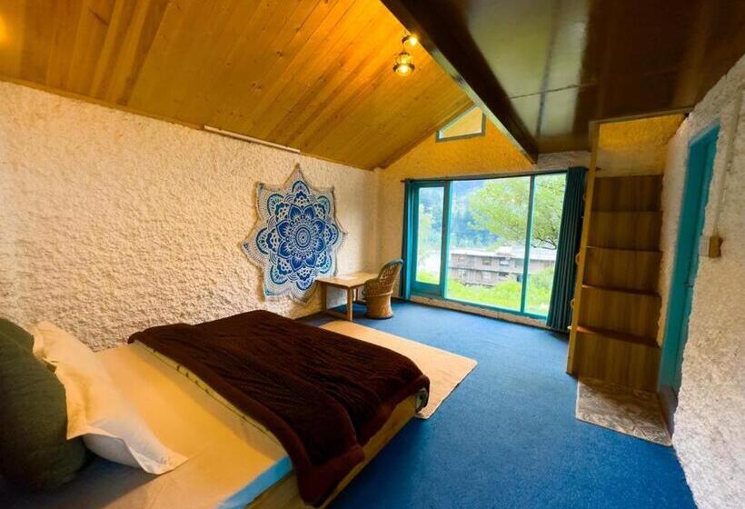 غرفة عائلية, The Satvic Retreat