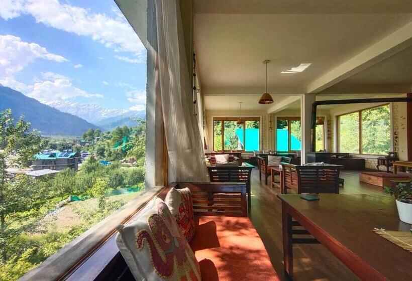 غرفة عائلية, The Satvic Retreat