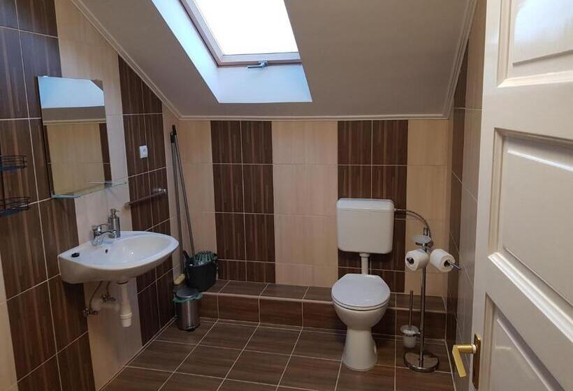 Четырехместный Номер Стандарт с Балконом, Darazsik Pihenőpark