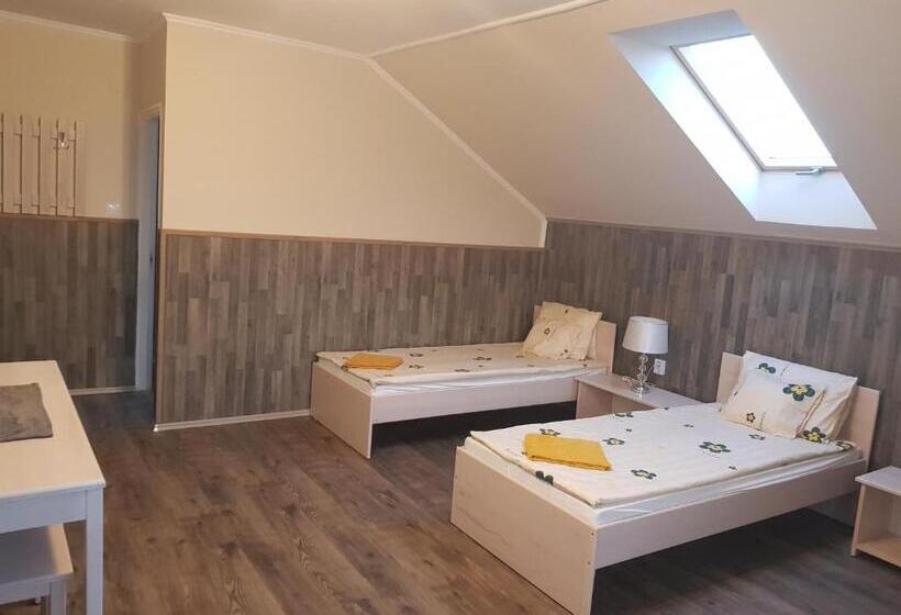 Четырехместный Номер Стандарт с Балконом, Darazsik Pihenőpark