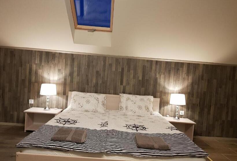 Четырехместный Номер Стандарт с Балконом, Darazsik Pihenőpark