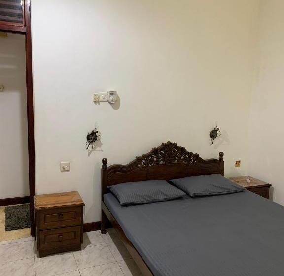 غرفة قياسية حمام مشترك, The Boundless Has Been Bound