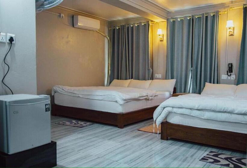 اتاق خانوادگی, Deurali Guest House