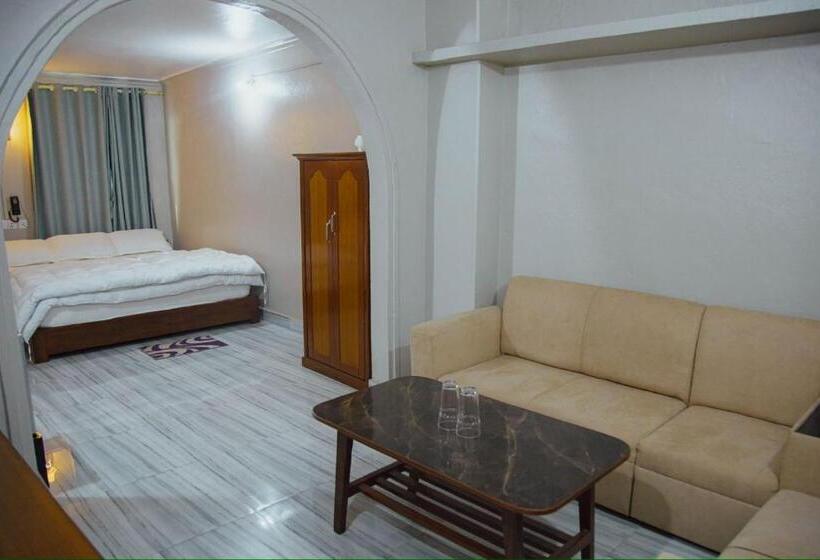 اتاق خانوادگی, Deurali Guest House