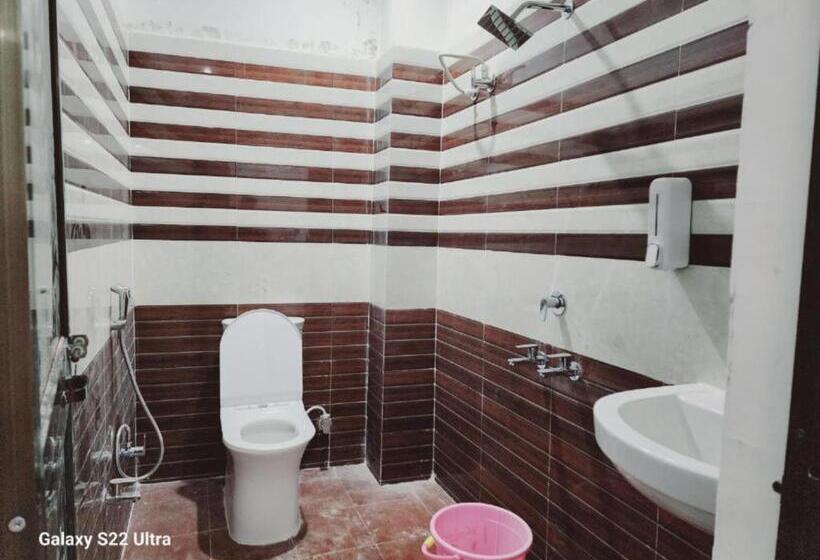 Номер Deluxe, Goroomgo Hotel Raghubir Nikunj Homestay Ayodhya