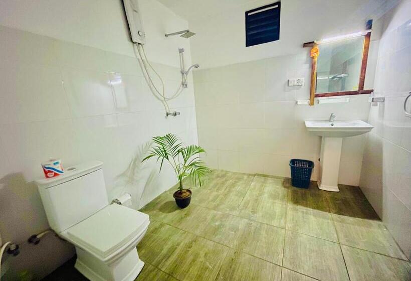 家庭间, The Grandiose Safari