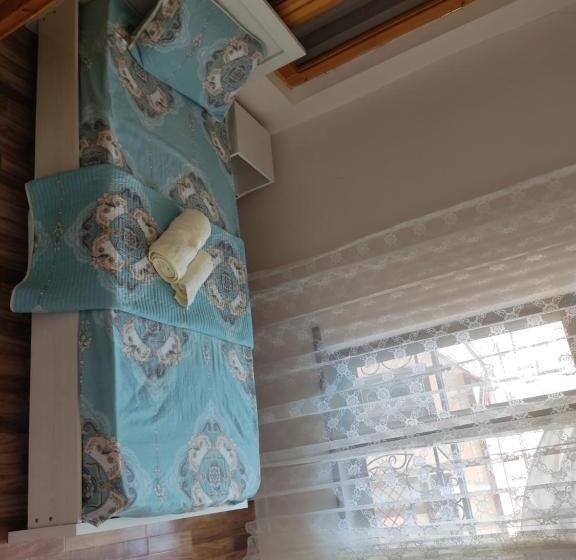 חדר משפחתי, Amirjon