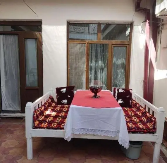 اتاق استاندارد یک نفره, Amirjon